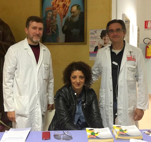 Il dott Carlo Antonelli con il dott Gianvito Corona e una volontaria del''associazione Gigi Ghirotti